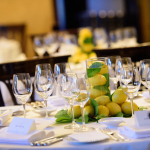 テーブル全てをレモンでコーディネート。季節感やおふたりらしさを出すのも素敵。|小笠原伯爵邸の写真(20140173)
