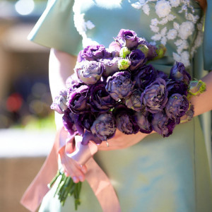 お色直しのドレスに合わせて、好きな色のブーケでコーディネート。|小笠原伯爵邸の写真(20140234)