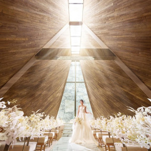 天井高10m、祭壇奥から流れる水が心地よい新チャペルが誕生!|アーフェリーク白金/テイクアンドギヴ・ニーズウェディングの写真(55834837)