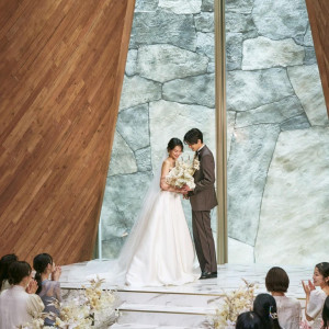 天井高10mのチャペルに響きわたる、幸せを奏でる祝福のハーモニー|アーフェリーク白金/テイクアンドギヴ・ニーズウェディングの写真(55834834)