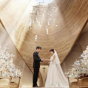 自然のスポットライトのような計算し尽くされたライティング|アーフェリーク白金/テイクアンドギヴ・ニーズウェディングの写真(57108248)