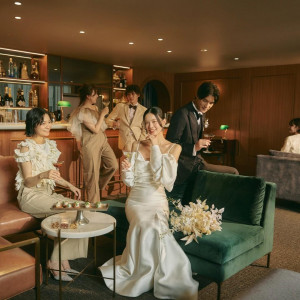 バーカウンターのあるラウンジは、アフターパーティーで大切なゲストとの時間を愉しむことも|アーフェリーク白金/テイクアンドギヴ・ニーズウェディングの写真(55856485)