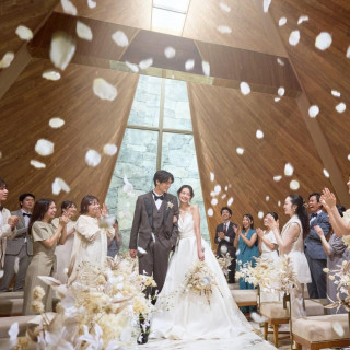 天井高10m、祭壇奥から流れる水が心地よいチャペル。