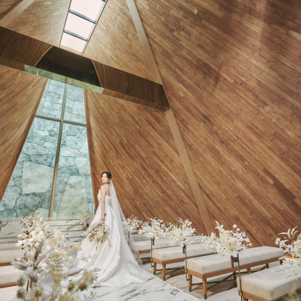 天井高10mのチャペルに響き合う 音と光のハーモニー