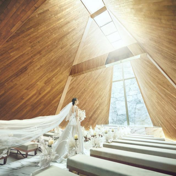 天井高10mのチャペルに響き合う 音と光のハーモニー