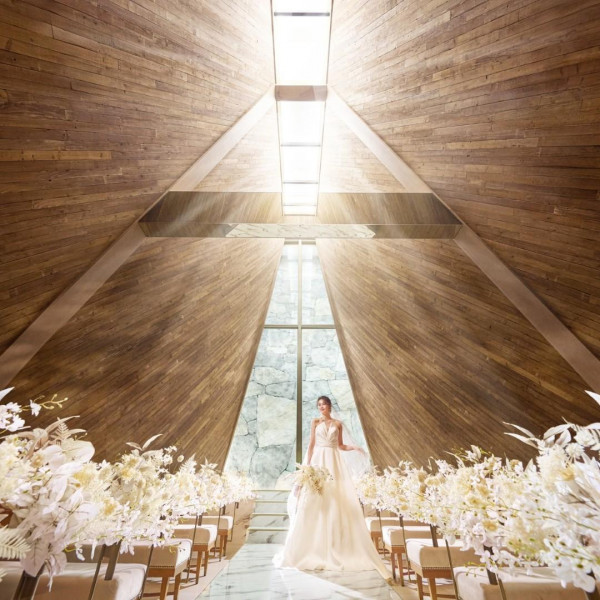 天井高10mのチャペルに響き合う 音と光のハーモニー