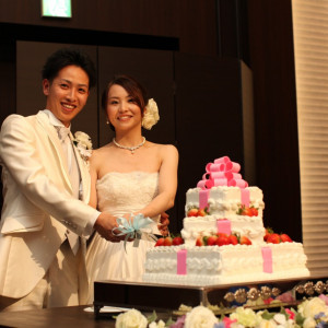 こちらも結婚式の定番ケーキ入刀！お二人オリジナルのケーキもオススメ☆|ホテル東日本宇都宮の写真(970777)