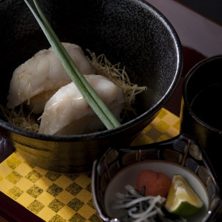 お食事は栃木県産のお米を焼俵御飯にし、炙った温泉とらふぐを乗せて出汁を注いで食べる通な逸品