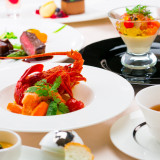 フランス料理コースメニュー。伊勢海老や黒毛和牛を使ったメインメニューや、季節の野菜を使ったテリーヌ、スープなど。女性には嬉しい2種類のデザートも♪