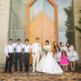 【チャペル前】挙式前にはチャペル前でスナップ写真を。こちらの写真は、ブライズメイドとアッシャーとの撮影。