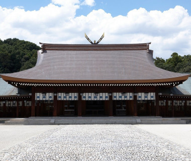 橿原神宮での挙式は【内拝殿】【儀式殿】【神楽殿】 三つの会場からお選び頂けます。