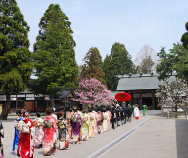 「参進の儀」 大鳥居から拝殿へとのびる石畳の参道を、 巫女の先導をうけて、ご参列者と一緒に歩んでいただく雅な儀式です