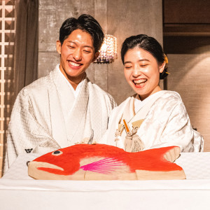 富山らしさ溢れる演出「鯛かまぼこ入刀」|射水神社 うつくしの杜 結婚式場の写真(26440665)