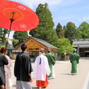 広い境内での花嫁行列は神社婚ならでは|射水神社 うつくしの杜 結婚式場の写真(25553503)