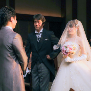 花嫁からお父様への「サプライズ入場」|射水神社 うつくしの杜 結婚式場の写真(16921048)