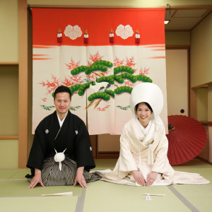 撮影や入場シーンに華やかな花嫁のれん|射水神社 うつくしの杜 結婚式場の写真(25553556)