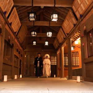 参道と並行した廊下でも参進が可能|射水神社 うつくしの杜 結婚式場の写真(25553355)