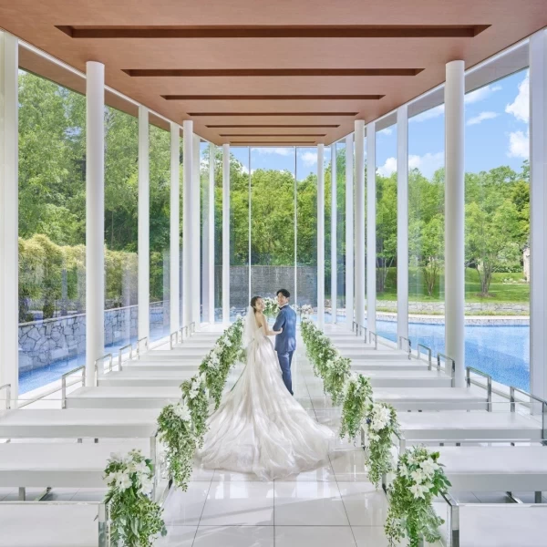 3面ガラス張りでリゾートウェディングが叶う