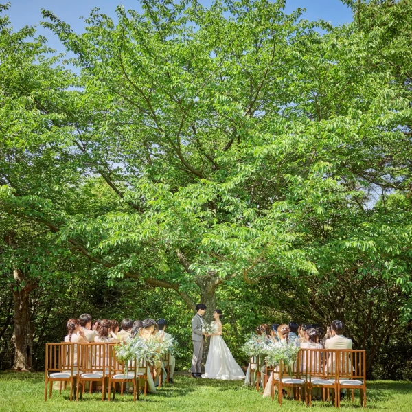 晴れわたる空のもと、ガーデン挙式でリゾート気分を