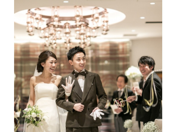 バカラのシャンデリアが煌くチャペル（最大100名様まで着席可能）