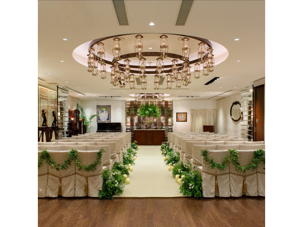 バカラのシャンデリアが煌くチャペル(最大100名様まで着席可能)