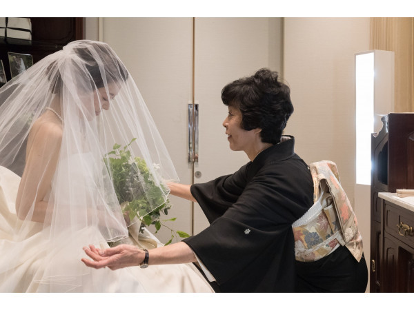 バカラのシャンデリアが煌くチャペル(最大100名様まで着席可能)