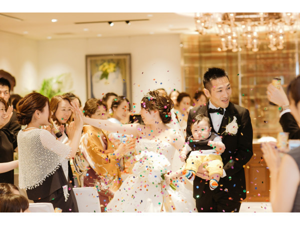 バカラのシャンデリアが煌くチャペル(最大100名様まで着席可能)