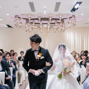 ゲストを近くに感じながら歩くバージンロード|レストランひらまつ博多の写真(50810345)
