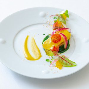 2025秋冬新作メニュー◆玄海サーモンのミ・キュイ ソースベアルネーズ
季節野菜と柑橘の軽やかなサラダ仕立て|レストランひらまつ博多の写真(54520639)