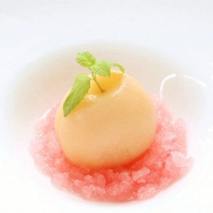ひらまつの夏の定番デザート「桃のコンポート」
ウエディングでも王道の一品|レストランひらまつ博多の写真(10850419)