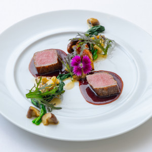 2025秋冬新作メニュー◆燻製をかけた黒毛和牛のロースト 黒胡椒香るソースヴァンルージュ
季節の茸のフリカッセと博多すぎ茸を添えて|レストランひらまつ博多の写真(54520597)