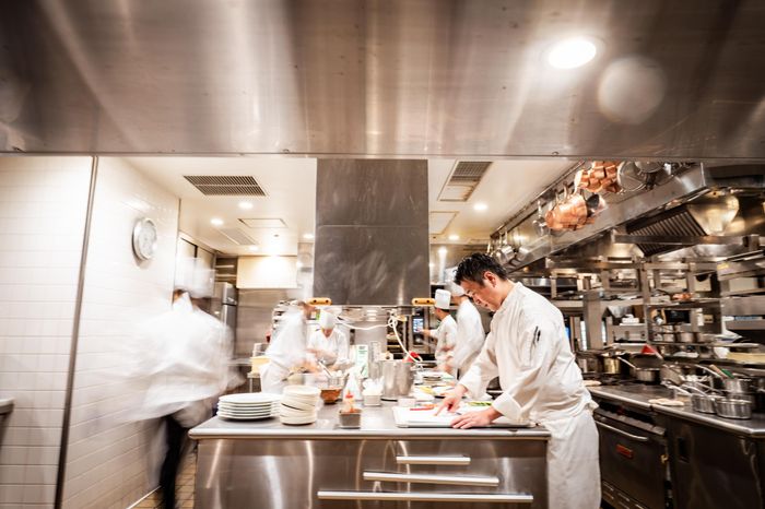 旬の食材を用い、伝統的なフランス料理一皿一皿の中に”自己”を表現した「ひらまつ」の料理。