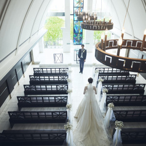 木のぬくもりと自然光あふれる本格チャペル|神戸ポートピアホテルの写真(47379629)