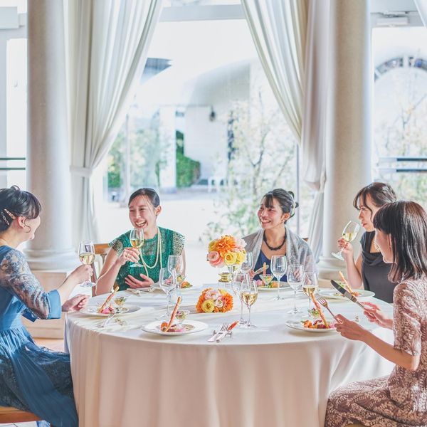 ゲストの笑顔が眩しいテラス付きパーティ会場|神戸ポートピアホテルの写真(60259515)