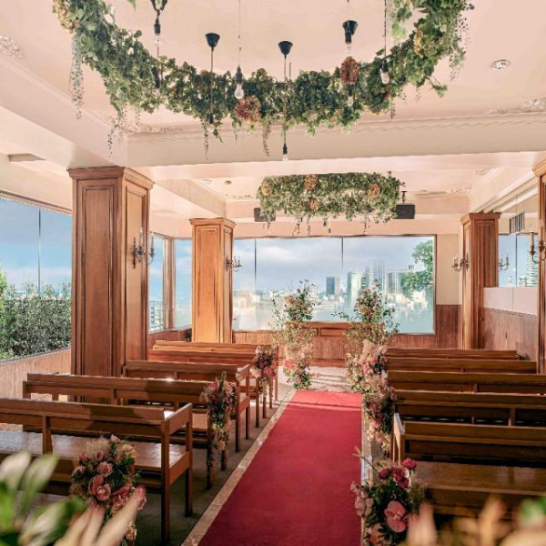 木の温かみ感じる屋内チャペル