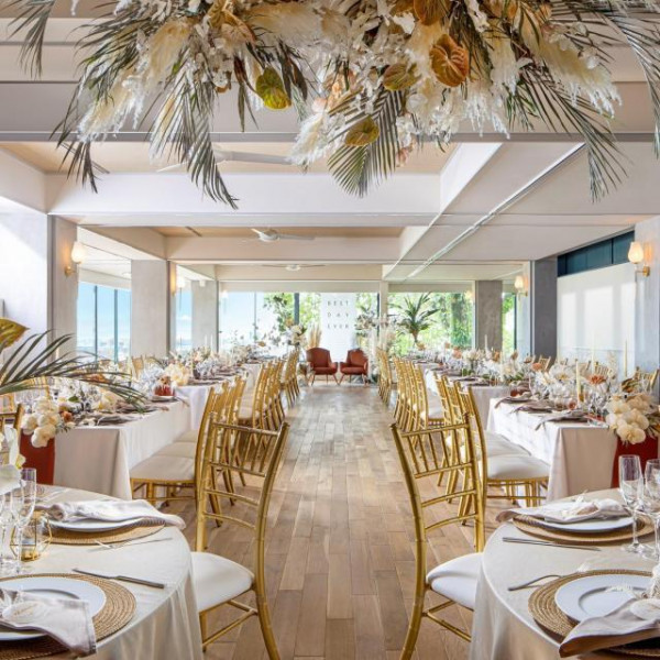 自然光溢れるナチュラルな披露宴会場