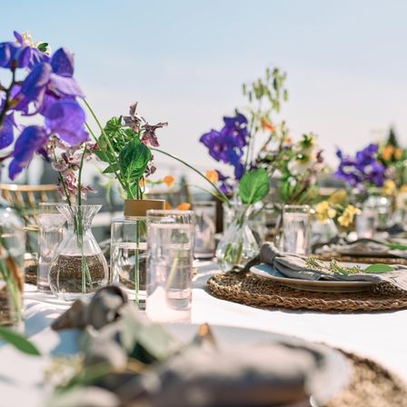 青空に映える青紫の装花。開放的なテラスで、爽やかに彩るテーブルコーディネート|TOAST（トースト）の写真(62459473)