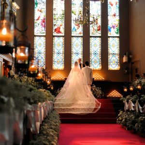 ステンドグラスから差し込む光と1000本のバラが感動的な挙式を演出します。|宮の森フランセス教会の写真(274569)