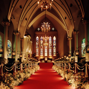 天井高13m、バージンロードは18mの長さ。国内最大級の礼拝堂|宮の森フランセス教会の写真(274567)