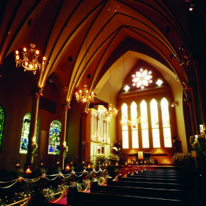 フォンボール・アーチ型の天井が、歴史を重ねたパイプオルガンの音色を美しく響かせる|宮の森フランセス教会の写真(274587)