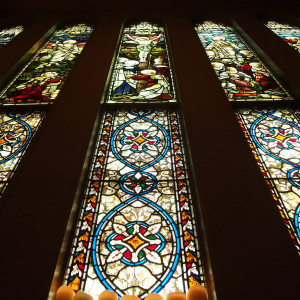太陽の光によって様々な表情があるステンドグラス|宮の森フランセス教会の写真(34142270)