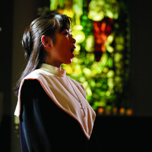 ソリストは札幌を中心にウエディング以外の様々なステージでも活躍するプロのソリストの透き通った歌声がセレモニーを盛り上げます。|宮の森フランセス教会の写真(274582)