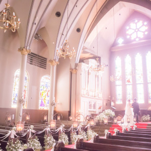 ステンドグラスから差し込む光と1000本のバラが感動的な挙式を演出します。|宮の森フランセス教会の写真(33928555)