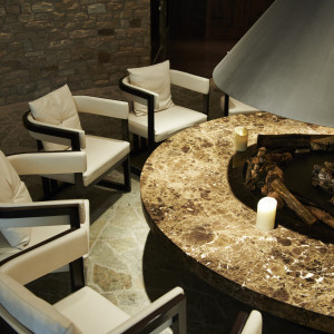暖炉が常設されており山岳リゾートの雰囲気の待合室。|宮の森フランセス教会の写真(33931226)