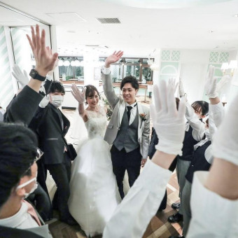 おふたりの大切な一日に携わるスタッフと一緒に開宴前にエンジンでパーティーを盛り上げます！