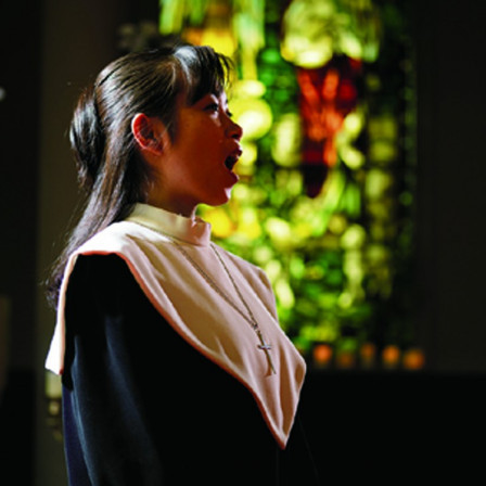 ソリストは札幌を中心にウエディング以外の様々なステージでも活躍するプロのソリストの透き通った歌声がセレモニーを盛り上げます。|宮の森フランセス教会の写真(274582)