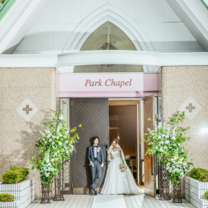 札幌の花・ライラックをモチーフにしたステンドグラスから、陽光が差し込む。白を基調としたシンプルな空間で神聖な雰囲気。|札幌パークホテルの写真(38755201)