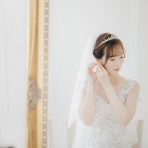 ホテル内にドレスショップがあるのでヘアメイクリハーサル時にはドレスも試着しトータルビューティを確認。|札幌パークホテルの写真(39274020)