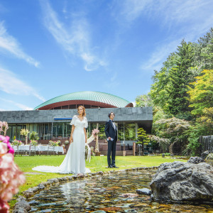 ガーデンを流れる滝は水の流れる癒しの時間を演出。結婚式の非日常感がさらに増す人気なスペース。|札幌パークホテルの写真(23761772)