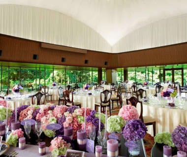 「The Terrace Room」は、窓ガラス越しに広がる中庭と中島公園の四季折々のロケーションを望むことのできる開放感溢れるパーティスペースです。